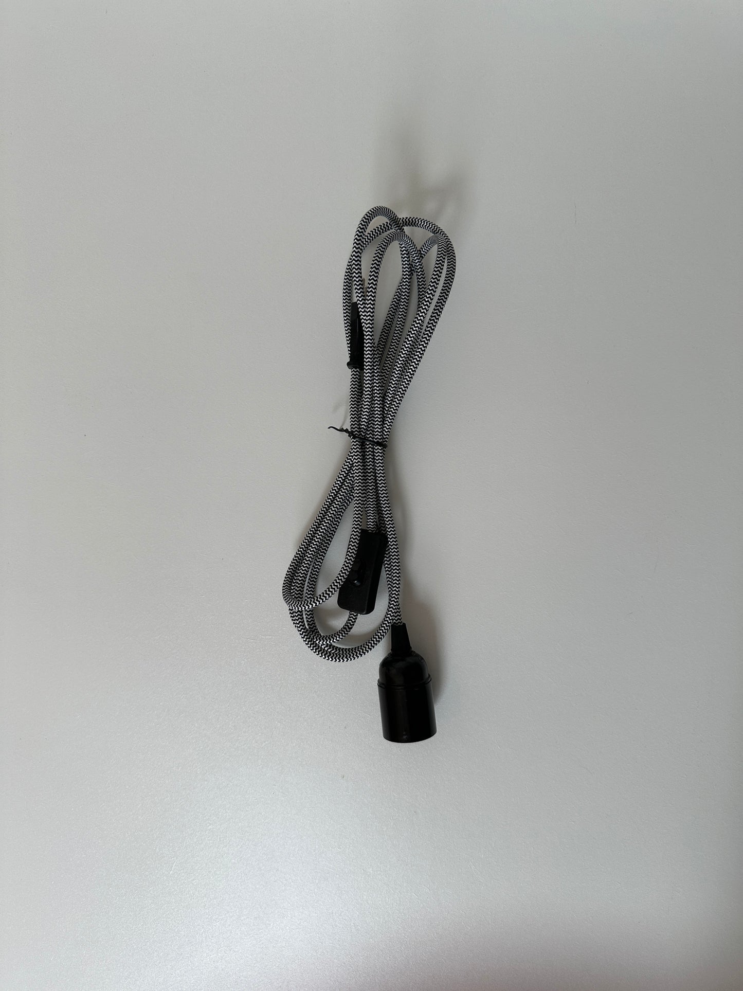 Textilkabel Schwarz / Weiß mit Stecker und Fassung